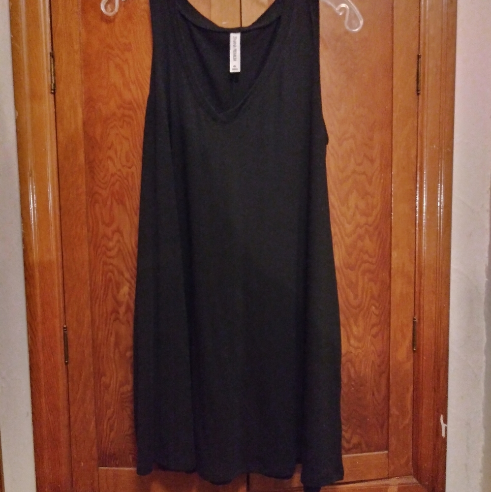 Long black v-neck tank w/ pockets